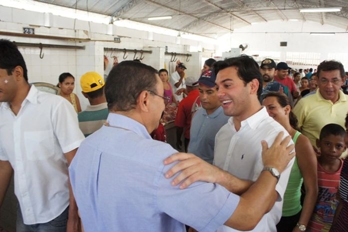 Prefeito Rodrigo Valença visita feira livre e conversa com a população