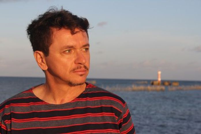 ‘Maior Barato’ traz as canções de Marcos Farias ao palco do Teatro Deodoro