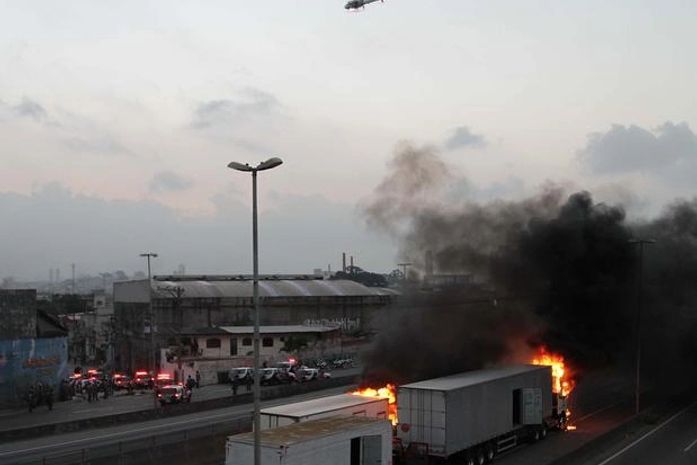 Protesto contra morte de jovem bloqueia Fernão Dias na zona norte de SP