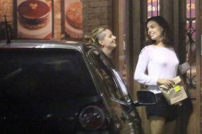 Envolvida na polêmica Cauã-Grazi, Isis Valverde reaparece animada com amiga