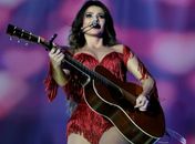 Mãe de Paula Fernandes vai escrever biografia da cantora: 'Tudo em casa'