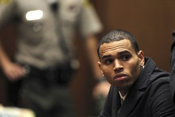 Chris Brown é fichado e liberado sem pagar fiança em caso de briga, diz site