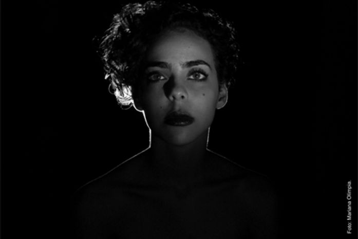 Quinta no Arena apresenta o talento e o carisma da cantora Elisa Lemos