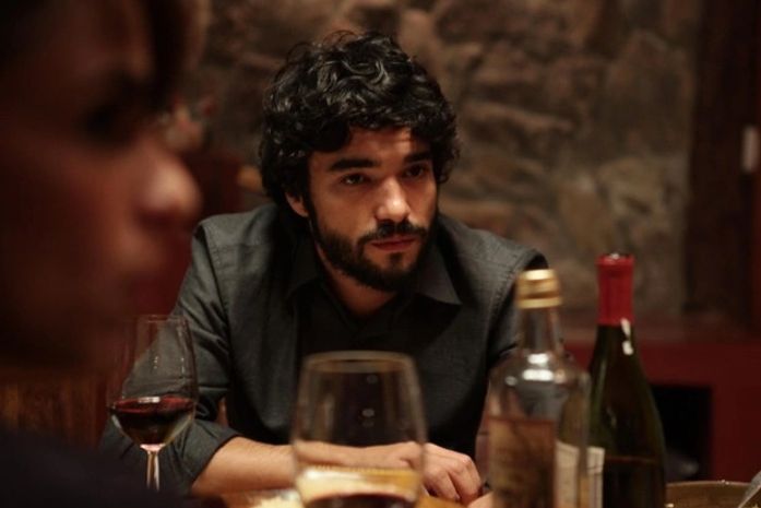Caio Blat lança 'Entre nós' e afirma que filme 'dá tapa na cara dos jovens'