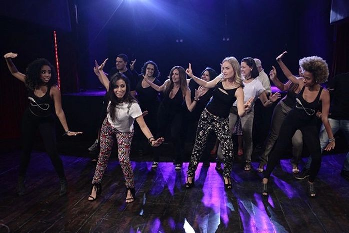Gravação do Estrelas! Anitta ensina Angélica a fazer 'carão' e manda recado para os homens