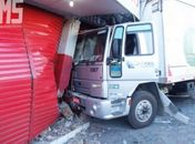 Caminhão invade loja após motorista passar mal ao volante 