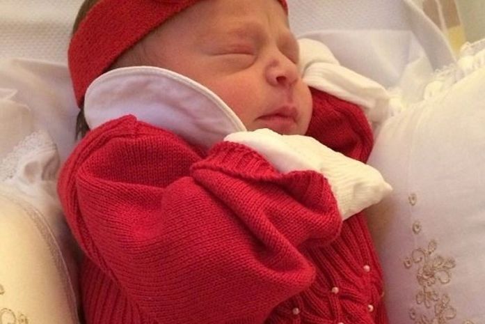 Cantora do Aviões do Forró, Solange Almeida apresenta a filha Maria Esther