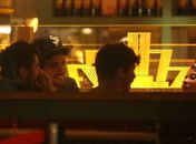 Após noite em bar com amigos, Caio Castro visita hotel de Maria Casadevall, diz coluna