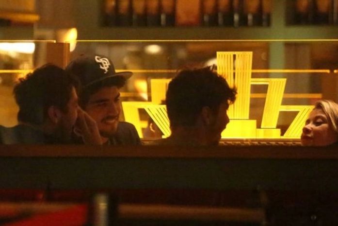 Após noite em bar com amigos, Caio Castro visita hotel de Maria Casadevall, diz coluna