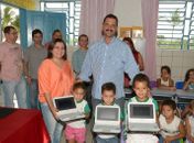 Prefeitura entrega laptops para alunos da zona rural de Limoeiro de Anadia