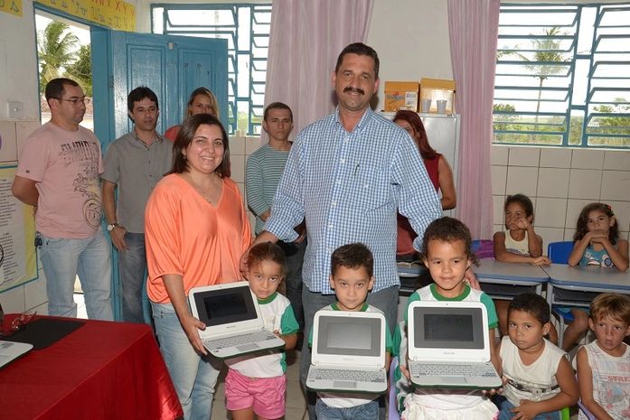 Prefeitura entrega laptops para alunos da zona rural de Limoeiro de Anadia