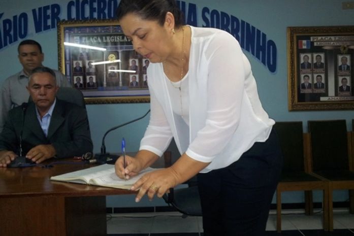 Após decisão judicial, vice Ana Lúcia Fidéllis assume Prefeitura de Anadia