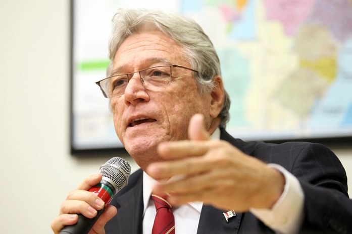 Governador assegura que candidatura ao Senado será decidida em 2014