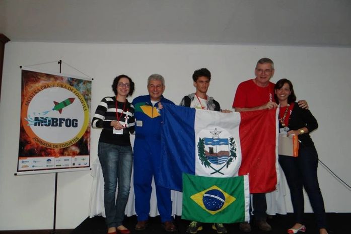 Após 'vaquinha', alagoano que inventou foguete de vinagre é premiado e aplaudido de pé