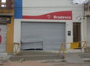 Bando tenta explodir agência bancária, não consegue e foge deixando explosivo