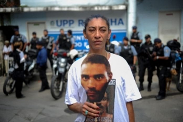 Protesto na Rocinha pede que policiais entreguem corpo de Amarildo