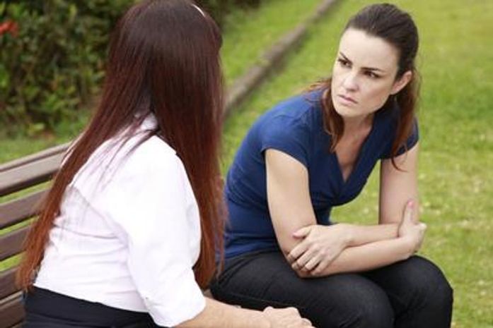 'Amor à Vida': Gina encontra conforto na igreja após fim de romance