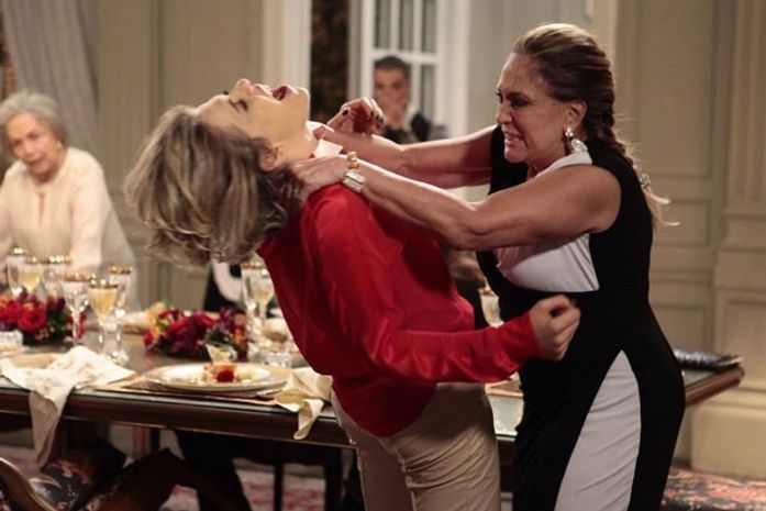 Pilar dá surra em Edith ao saber que Jonathan é filho de César