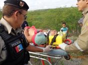 Jovem sofre acidente de carro, desce para conferir estrago e acaba caindo de ponte