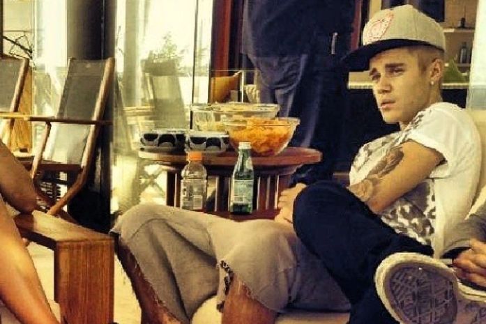 Fã divulga foto do café da manhã que tomou com Bieber em mansão no Rio