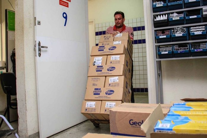 Medicamentos no posto de saúde de Maceió.