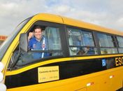 Prefeitura entrega ônibus escolares e ambulâncias 