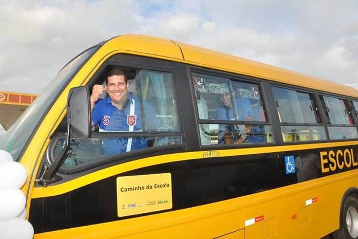 Prefeitura entrega ônibus escolares e ambulâncias