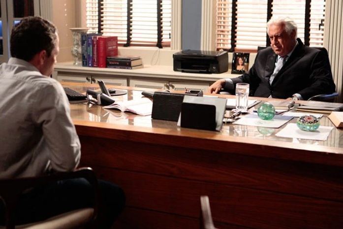 Perto da verdade! César confirma que Bruno achou Paulinha no lixo