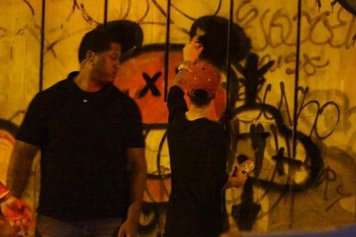 Polícia Civil autua cantor Justin Bieber por pichar muro no Rio durante turnê no Brasil