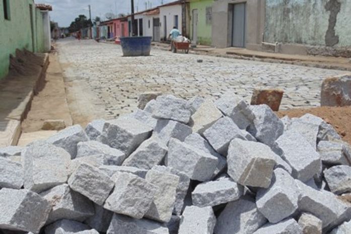 Moradores comemoram obra de pavimentação na Rua XV de Novembro em São Sebastião