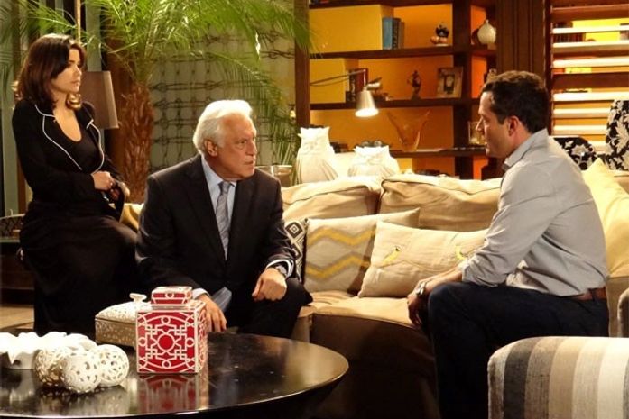 Bruno e César se unem para descobrir se foi Félix quem jogou Paulinha no lixo