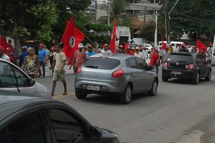 Sem-terra em marcha no bairro de Cruz das Almas