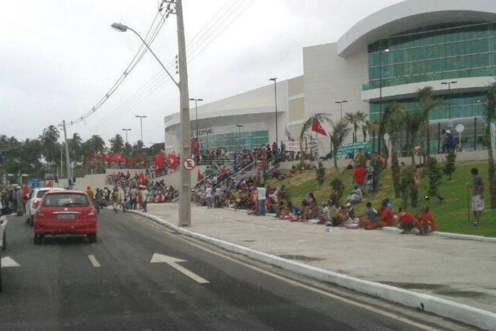 Sem-terra ocupam estacionamento do novo shopping