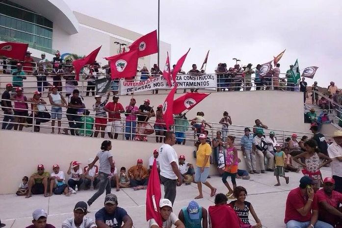 Sem-terra ocupam estacionamento do novo shopping