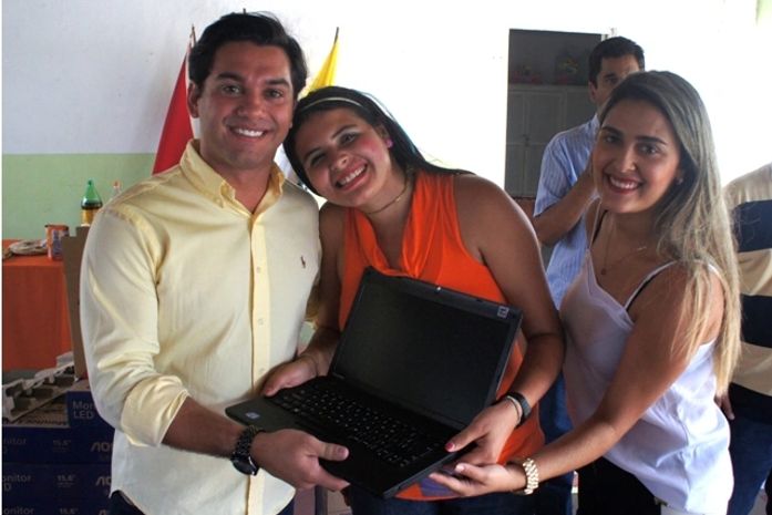 Prefeito entrega equipamentos de informática a unidades básicas de saúde