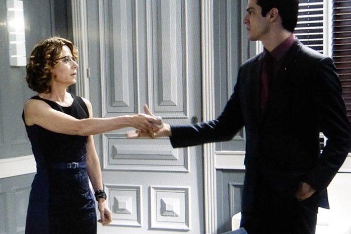 Félix flagra Simone tirando fotos dele e apaga todas as imagens