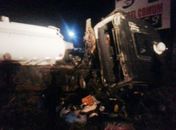 Duas carretas colidem em cruzamento de rodovias e motorista fica ferido