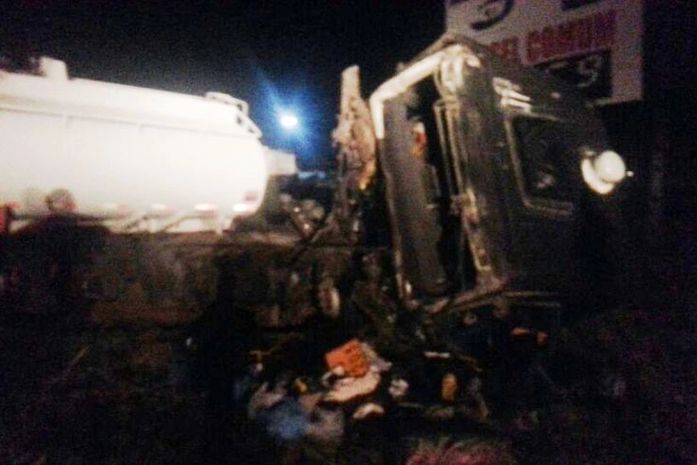 Duas carretas colidem em cruzamento de rodovias e motorista fica ferido