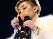 EUA censuram cenas em que Miley acende  cigarro suspeito durante agradecimento