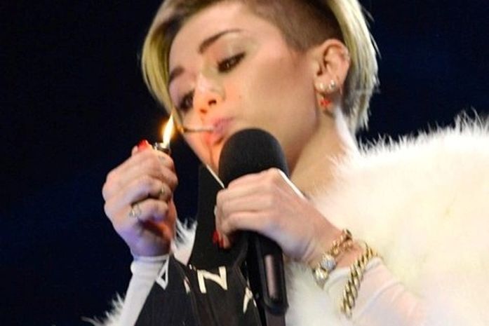 EUA censuram cenas em que Miley acende cigarro suspeito durante agradecimento