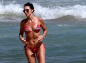 Jornalista Glenda Kozlowski curte dia de sol em praia e mostra boa forma