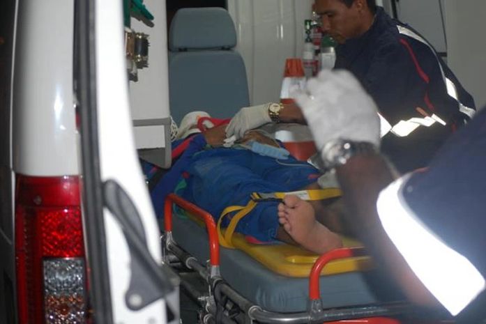 Motociclista invade contramão e colide em moto; condutores ficaram feridos