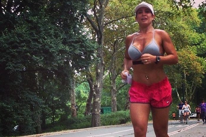 De top e shortinho, Scheila Carvalho exibe a boa forma: 'A maratona foi boa'