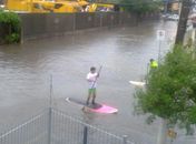 Chuva e enchentes deixam mais de 100 desabrigados em Porto Alegre