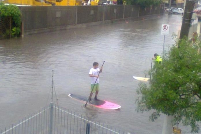 Chuva e enchentes deixam mais de 100 desabrigados em Porto Alegre