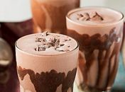 Para o dia de imenso calor, veja aqui como fazer um milk shake de bombom