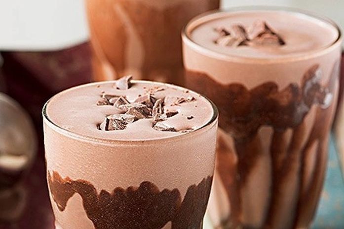 Para o dia de imenso calor, veja aqui como fazer um milk shake de bombom