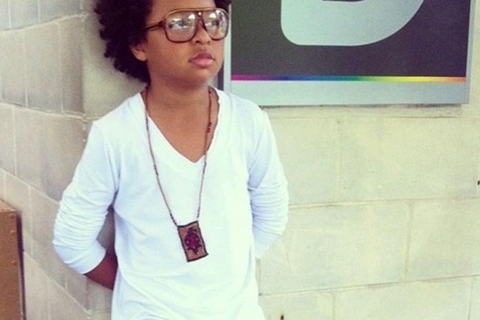 Com ar de modelo, ator- mirim de 'Além' comenta seu estilo: 'Personalidade'