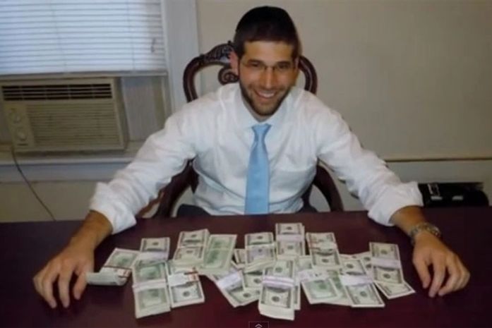 Rabino acha saco com R$ 230 mil em mesa usada comprada nos EUA
