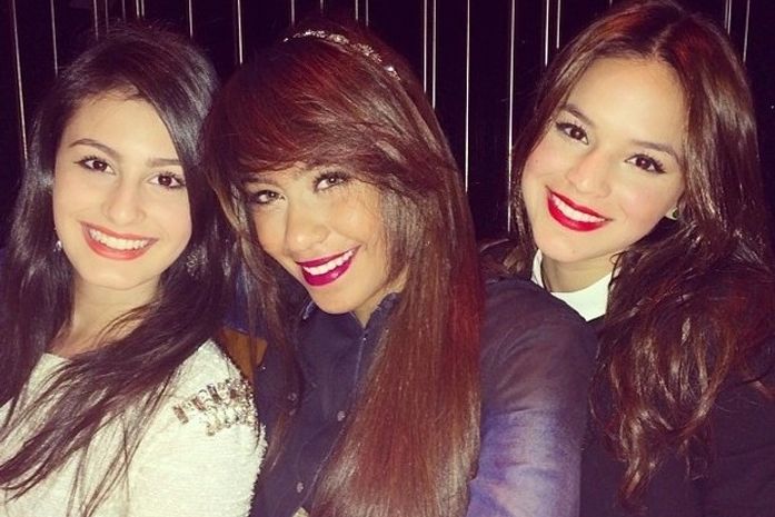 Irmã de Neymar e Marquezine capricham no batom vermelho para noite de badalação